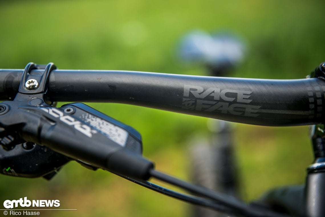 Der Race Face-Lenker misst 785 mm in der Breite und ist aus Carbon gefertigt.