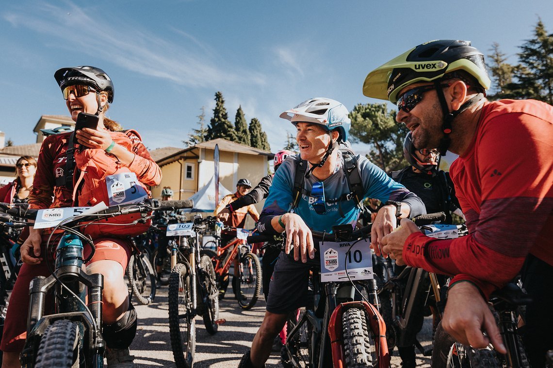 Nathalie Schneitter, Claus Fleischer (Bosch eBike Systems CEO) und Stefan Schlie vor dem Start