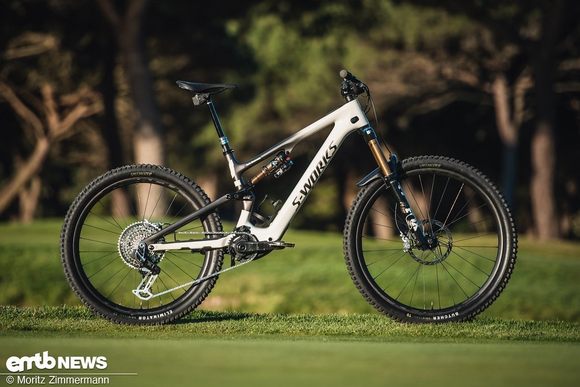 So sieht sie also aus: die brandneue Generation des Specialized Levo SL. Das neue Light-E-MTB der Kalifornier hat 160/150 mm Federweg und setzt auf Mullet-Laufräder