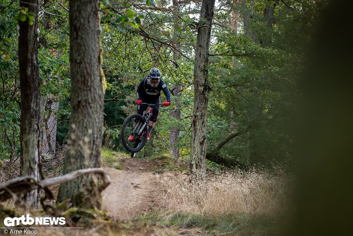 Spielerisch und stylisch über den Trail fliegen? Mit dem Santa Cruz Heckler CC MX gar kein Problem.