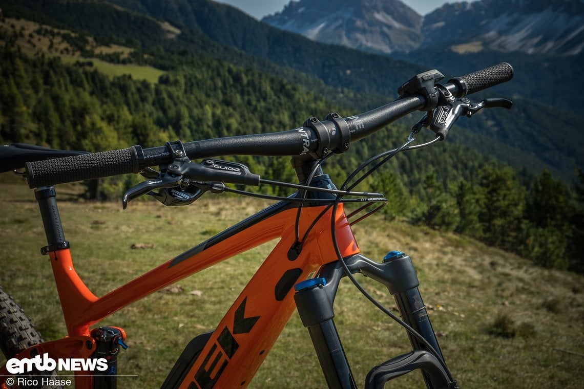 ... das Cockpit aufgeräumt und sorgt für ein gutes Handling