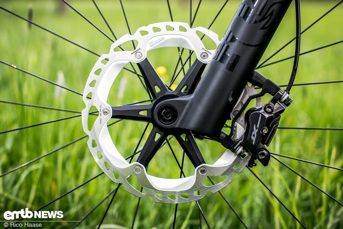 Gebremst wird mit Shimano XT 4-Kolben-Bremsen und ...