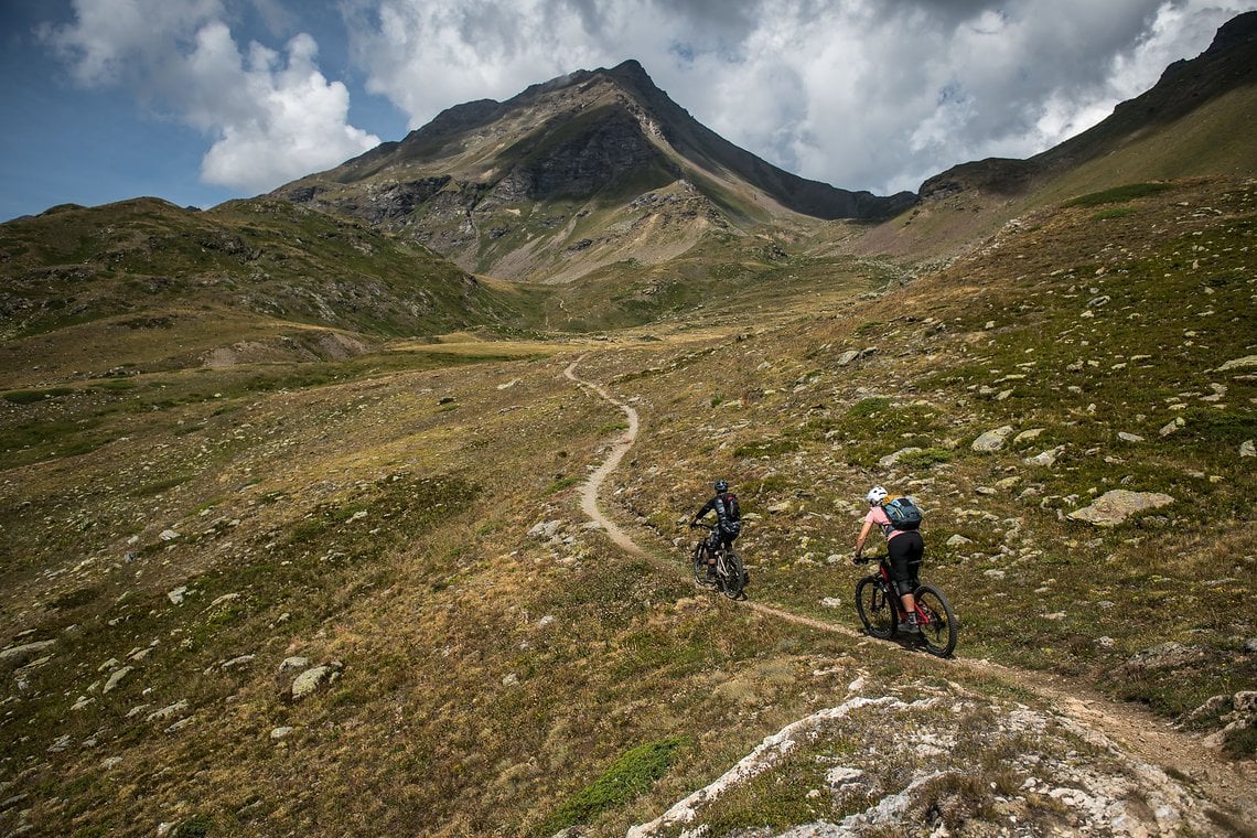 Kathi Kuypers, Olly Wilkins und der Fotograf Nathan Hughes erleben im Aostatal ein echtes E-Dventure