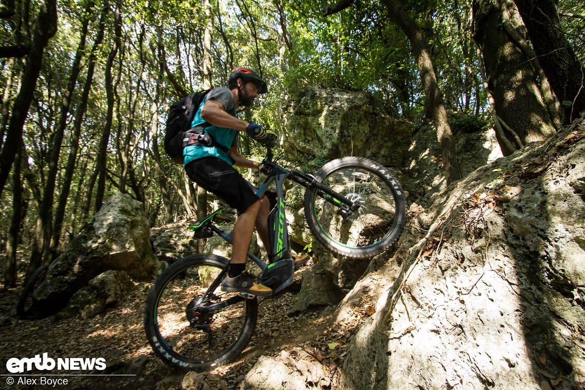 MArio does not slow down he lets the bike run up the rock, with the saddle in the low position he starts to stand tall.