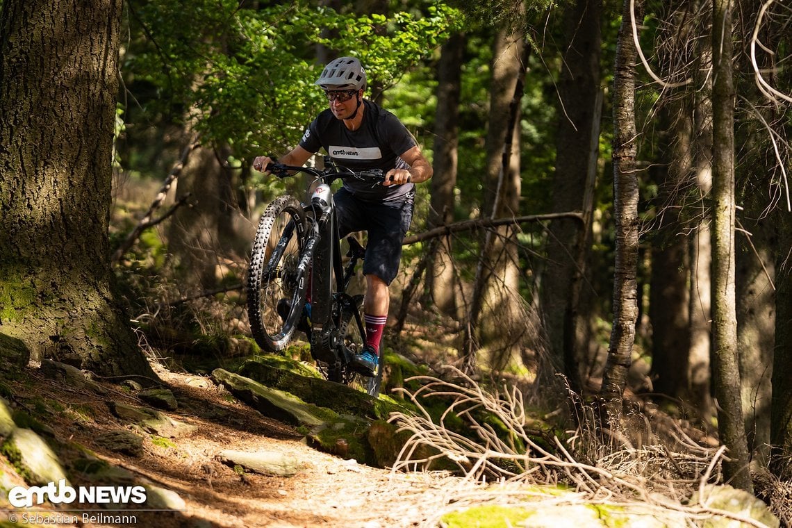 Mit dem kurzen Hinterbau und der 443-mm-Kettenstrebe ergibt sich eine einfache Handhabung im Trail.