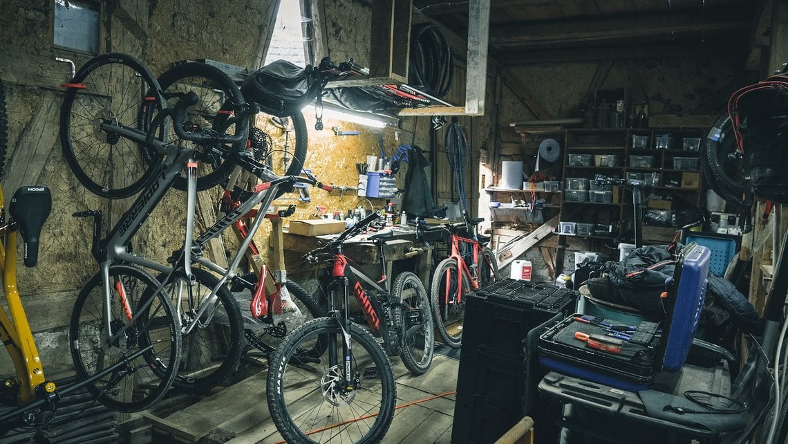 In Tobis Werkstatt sammeln sich diverse Bikes, denn er fährt jede Art von Fahrrad