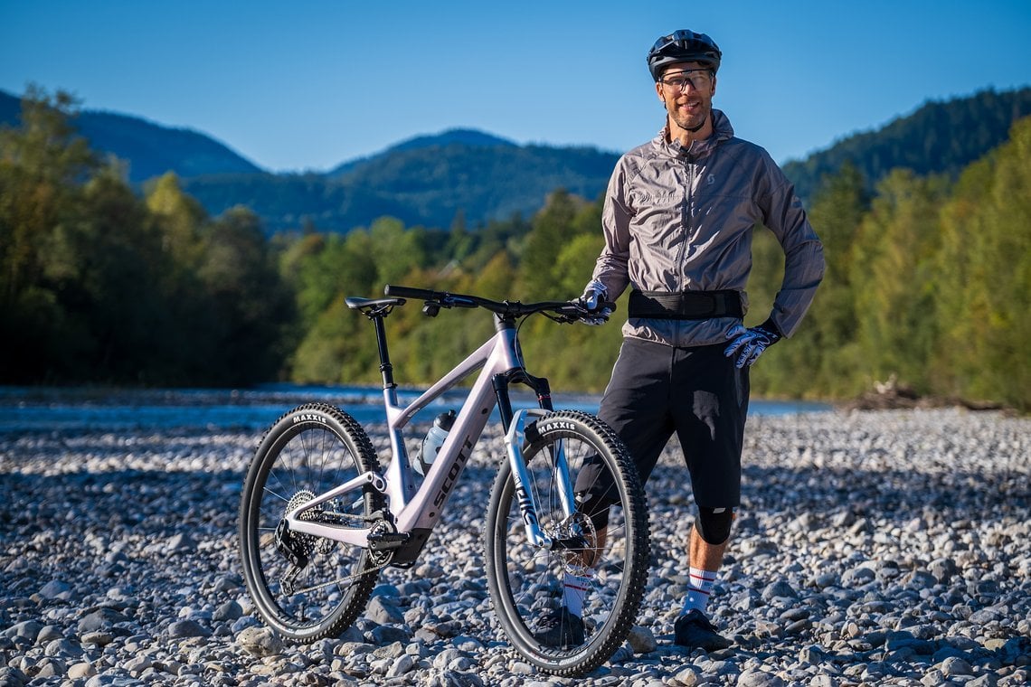 Mit dem Scott Lumen hat der Hersteller ein stylisches Light-E-MTB im Programm, bei dem Integration auf ein neues Level gehoben wird.