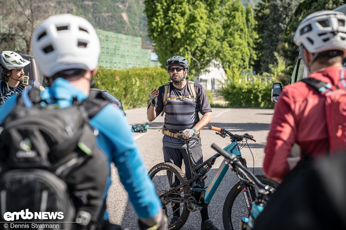 Vor der Abfahrt am Hotel in Bozen gibt der immer gut gelaunte Wade ein kurzes Briefing und erklärt, was an dem Tag auf dem Programm steht