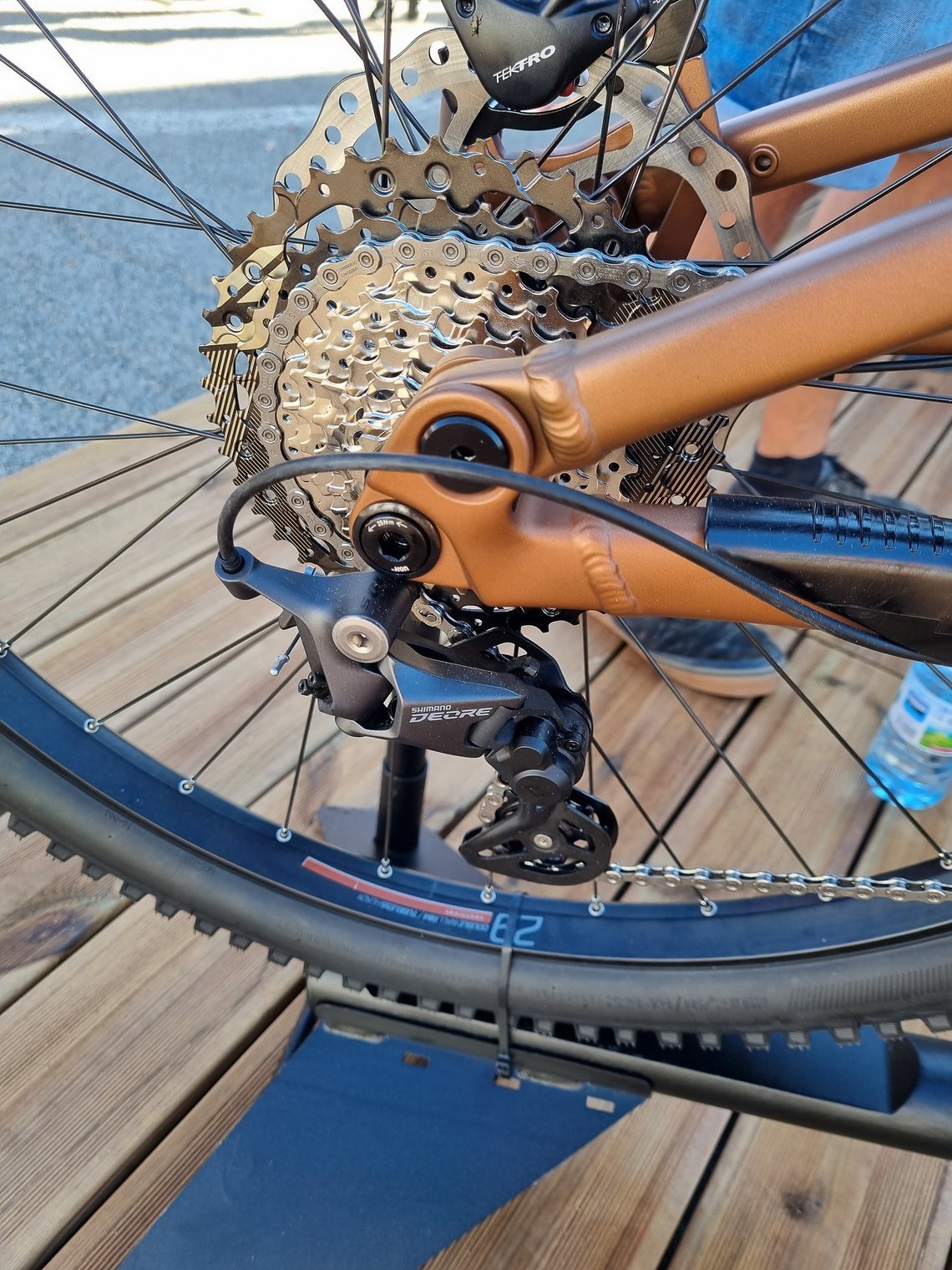 Beim E-EXPL 700S schaltet man mit einer Shimano Deore 10x Schaltung, auch hier sind die 29“ Laufräder tubeless ready.