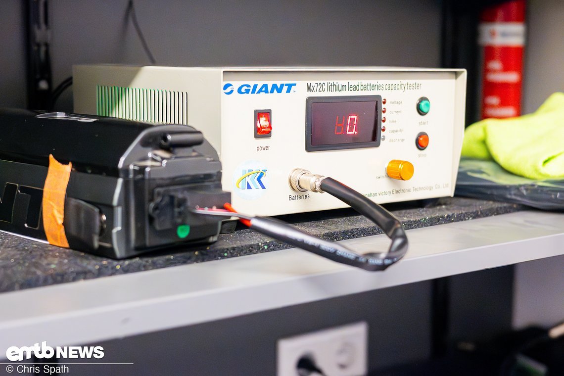 Dabei wird überwacht, wie viel Zeit der Entladeprozess benötigt.