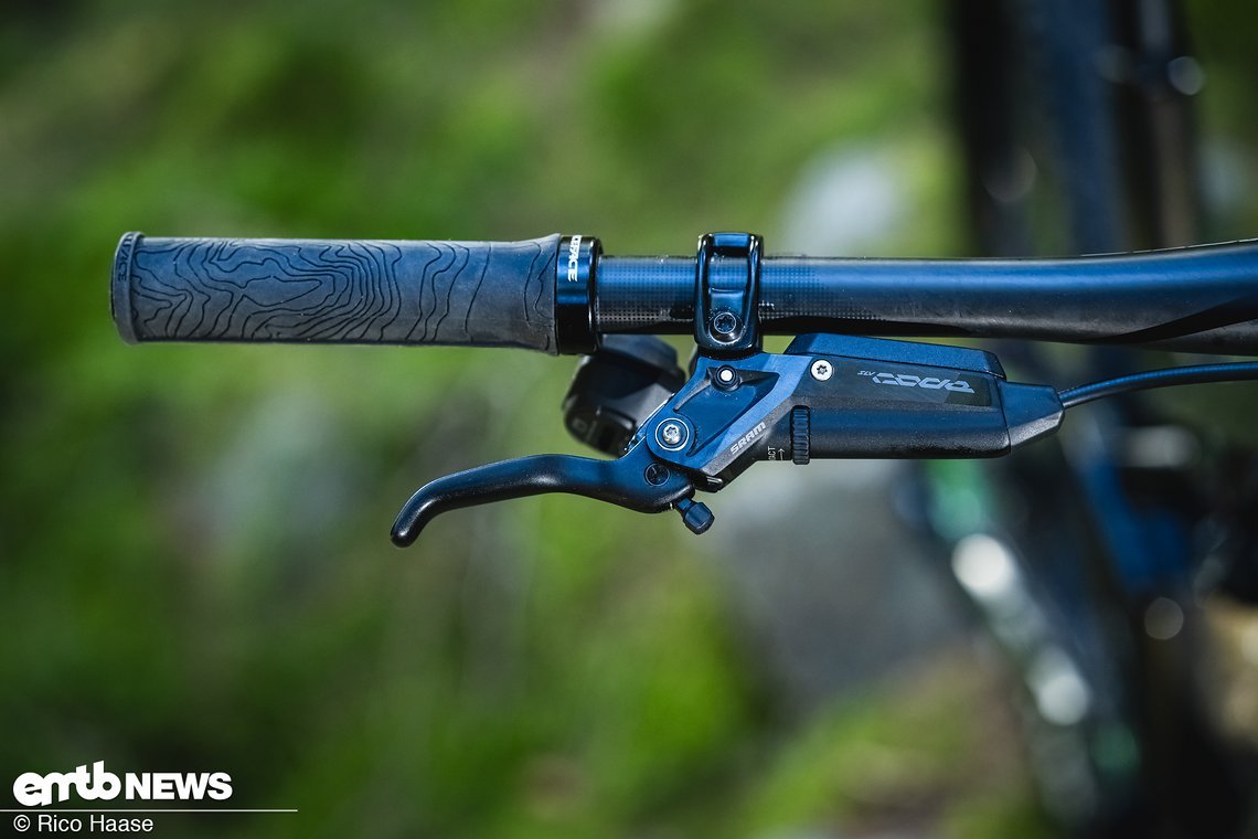 Gebremst wird mit der SRAM Code Silver Stealth