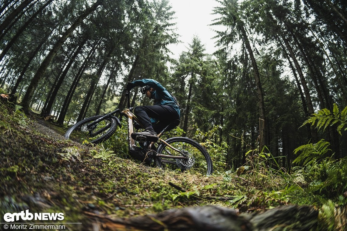 Das Marin Rift Zone EL XR ist kein Kletter-Wunder, gibt sich hier aber auch keine Blöße – gute Sitzposition trifft auf vernünftige Traktion.