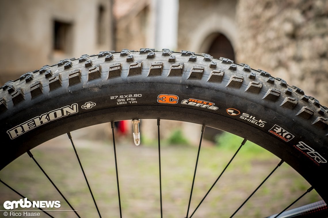 Die Maxxis Rekon + rollen zwar extrem gut, bieten aber in schnellen Kurven wenig Seitenhalt und wirken mitunter schwammig