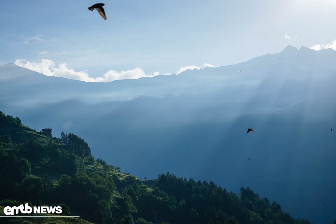 Mystisches Licht kommt über die Berge in Val di Pejo