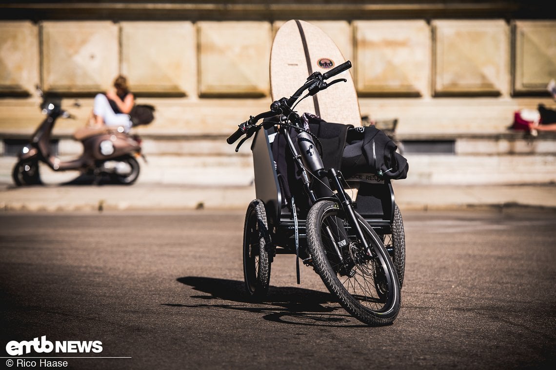 ... dieses E-Cargobike hat Neigungstechnik.