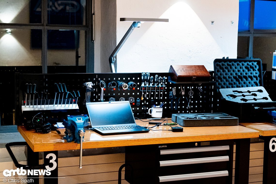 An 12 Arbeitsplätzen werden die Händler geschult – nicht nur in der Theorie, hier wird Hand angelegt.