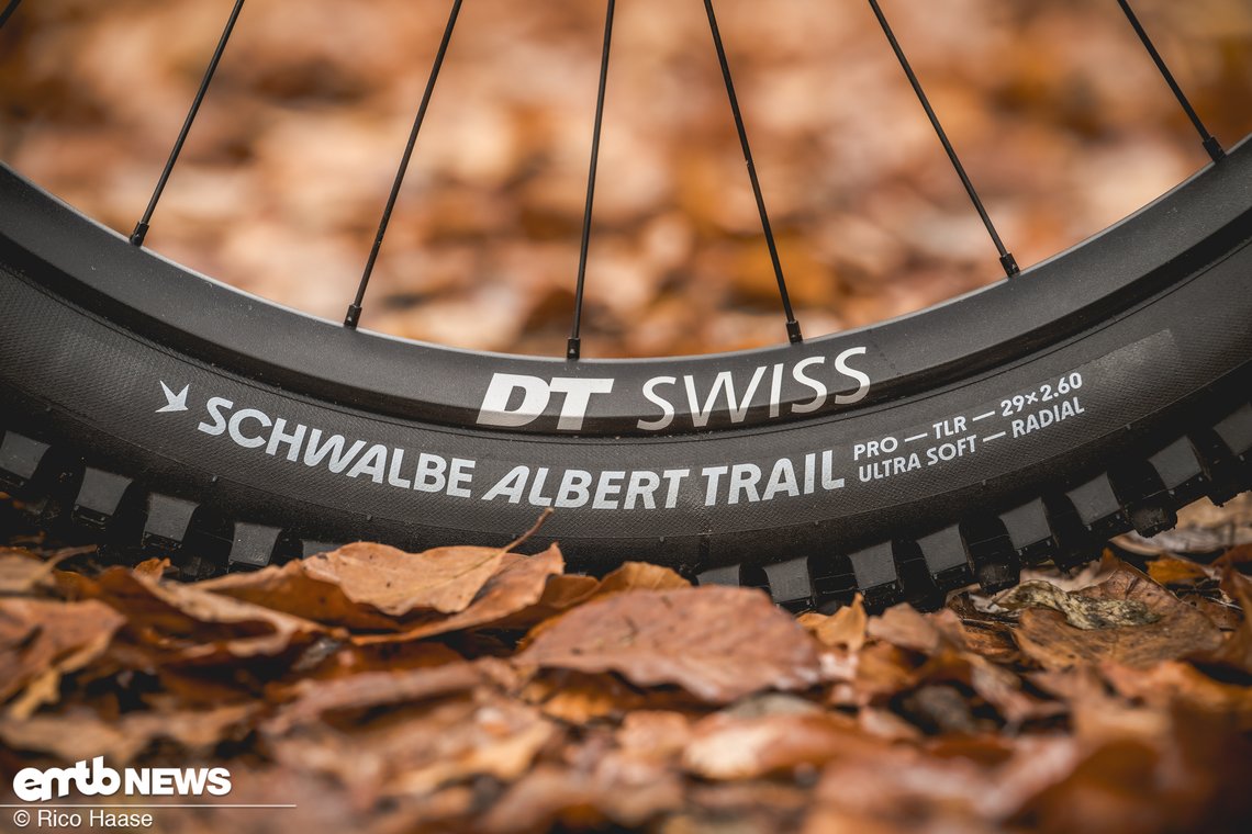Griffige Radial-Reifen von Schwalbe auf haltbaren Laufrädern von DT Swiss.