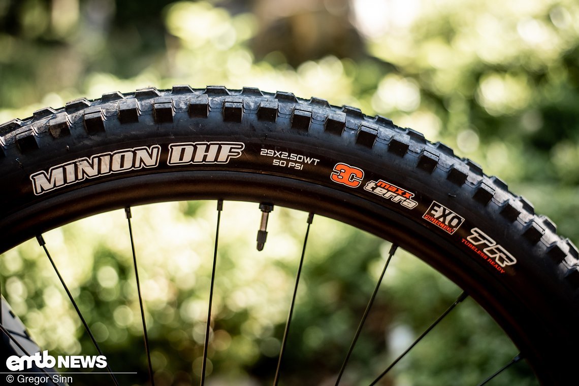 Bei diesem Modell setzt Haibike auf Maxxis-Reifen und ...