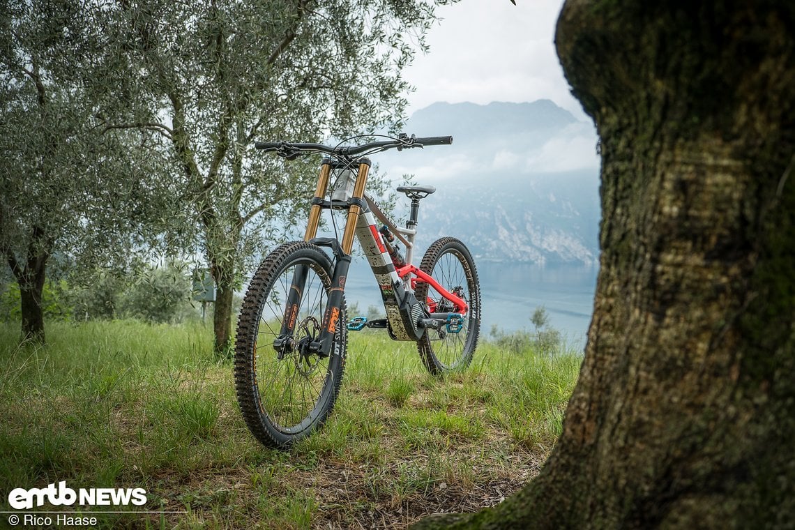 Das Rotwild R.G+ FS Evo polarisiert mit einem brachialen Downhill-Fahrwerk.