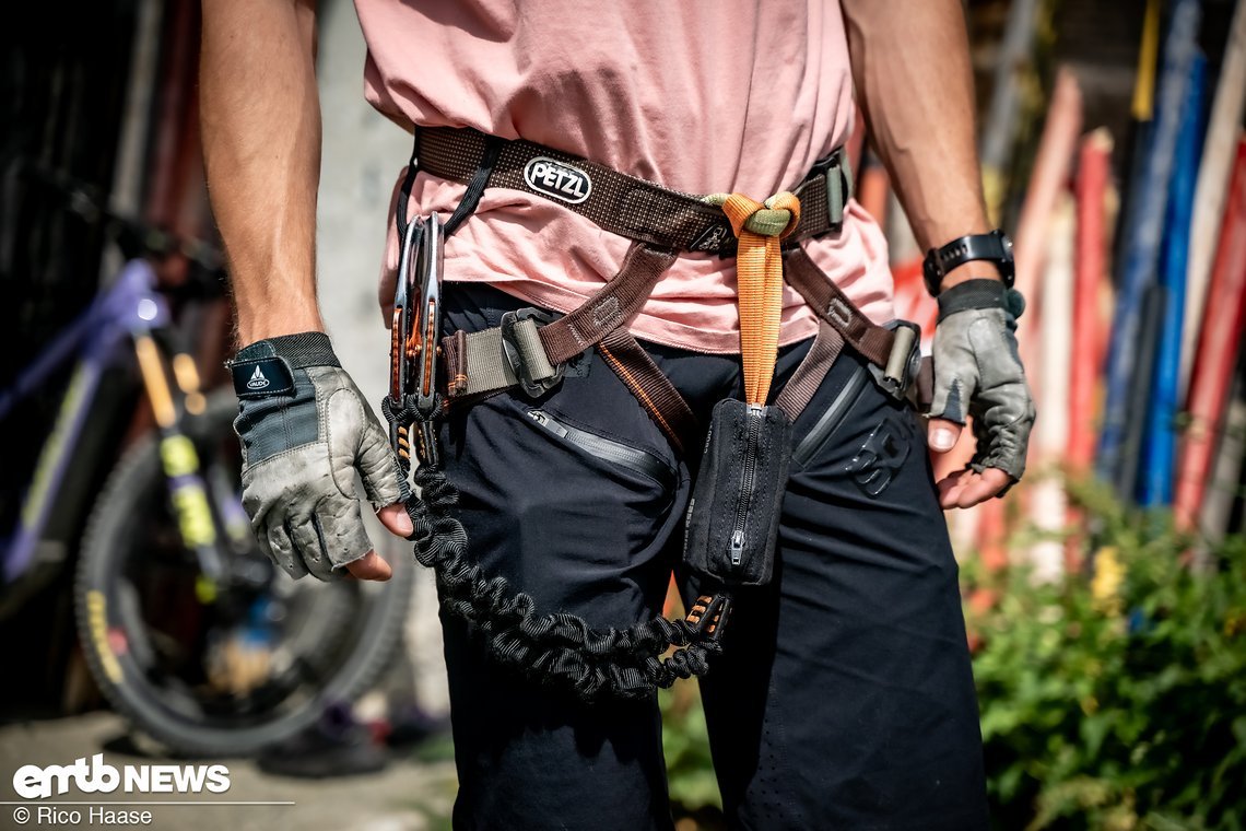 Klettergurt mit Klettersteigset und Handschuhen – ungewohnt, aber passt.