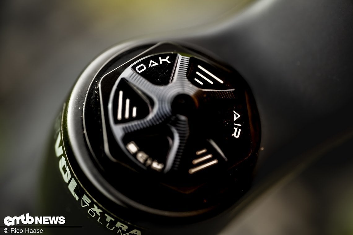 Die neue Abdeckkappe der Luftseit wirkt wertig und lässt sich, dank der sechs Stege auch mit kalten Fingern problemlos bedienen.