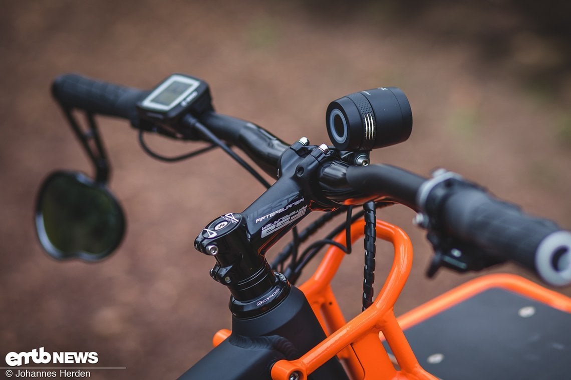 Am Cockpit des Riese und Müller Multicharger GX touring HS befindet sich neben dem Bosch Purion-Display auch ein Rückspiegel.