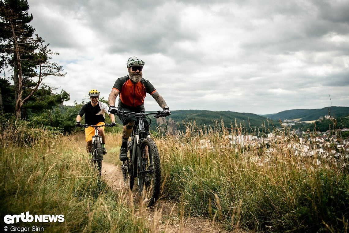 Die von uns getesteten Low-Budget-E-Hardtails eignen sich ideal zum gemütlichen Cruisen