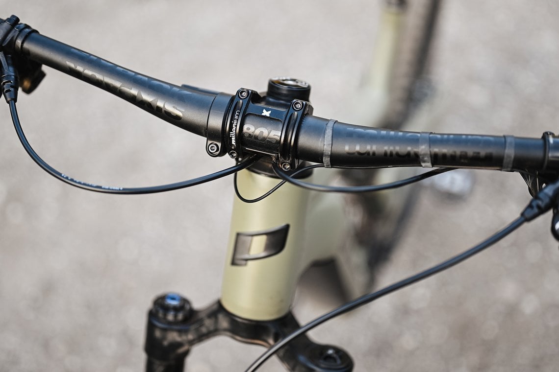 Neben dem Integrated Cable Routing „ICR“-System gibts ein Sixpack-Cockpit samt Griffen …