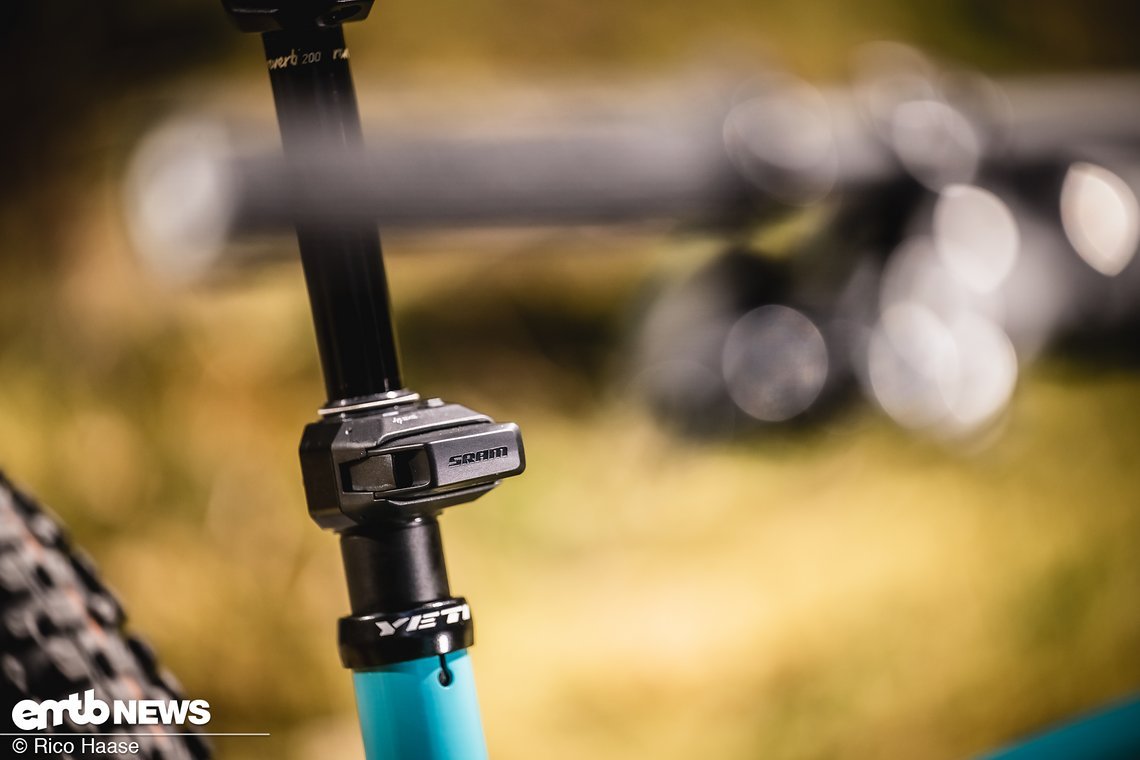 Die verbaute RockShox Reverb AXS – neueste Generation – hat 200 mm Hub.