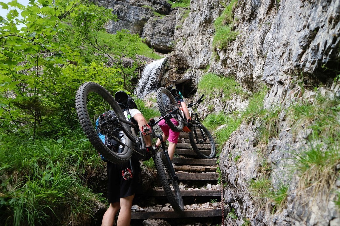 Der Staubfall, hier müssen wir die Räder zum Wasserfall hoch und dann unter diesem hindurch tragen