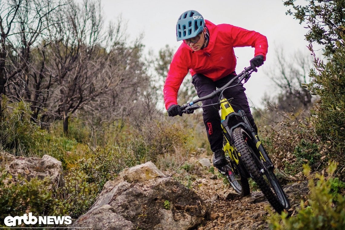 Anders als manch andere E-Bikes funktioniert das Santa Cruz Heckler auch in flachem Geläuf