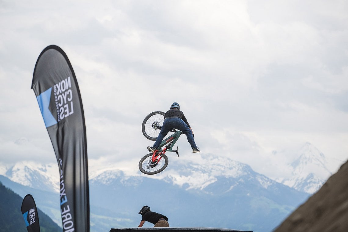 Auf dem Programm der Feierlichkeiten standen eine Bike-Jump-Show mit Dirtbike-Legende Timo Pritzel.