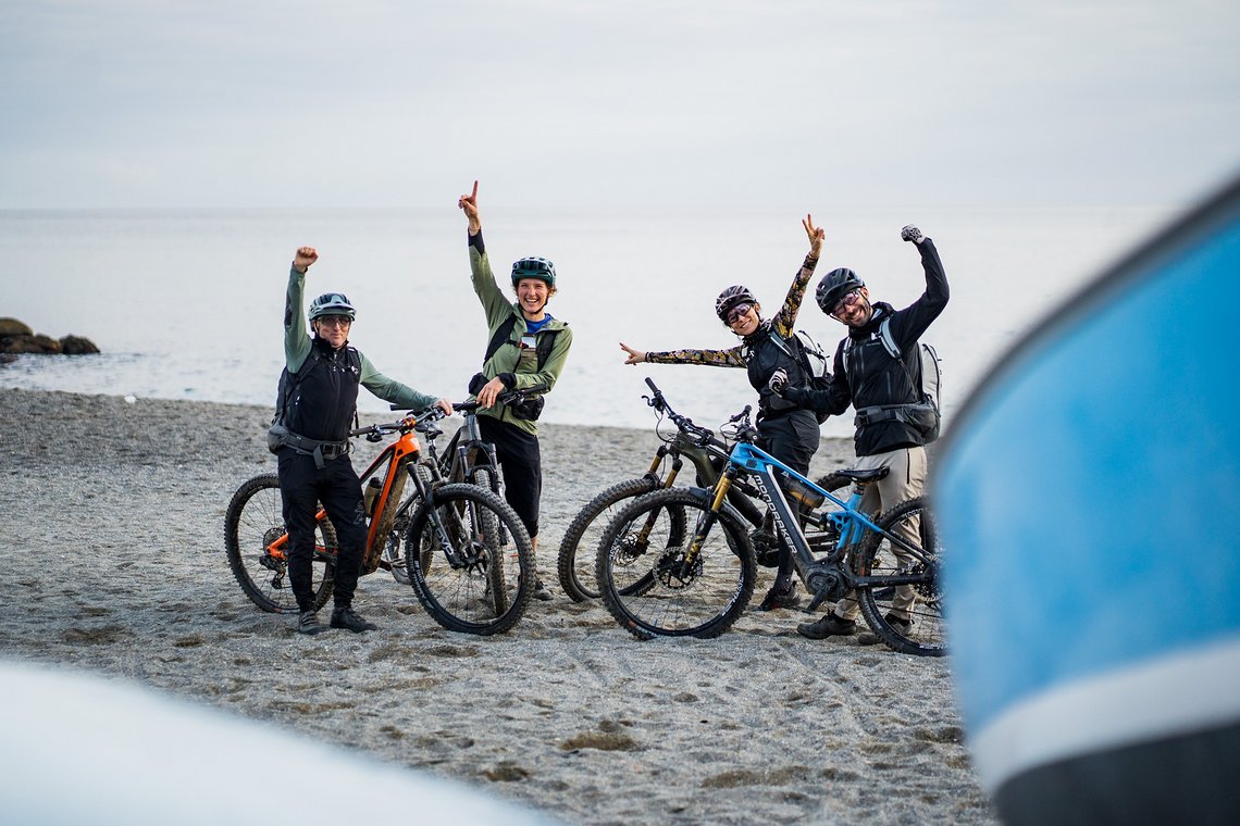 Wir sind zurück am Strand von Finale Ligure. Alle E-Biker-Hände gehen hoch ...