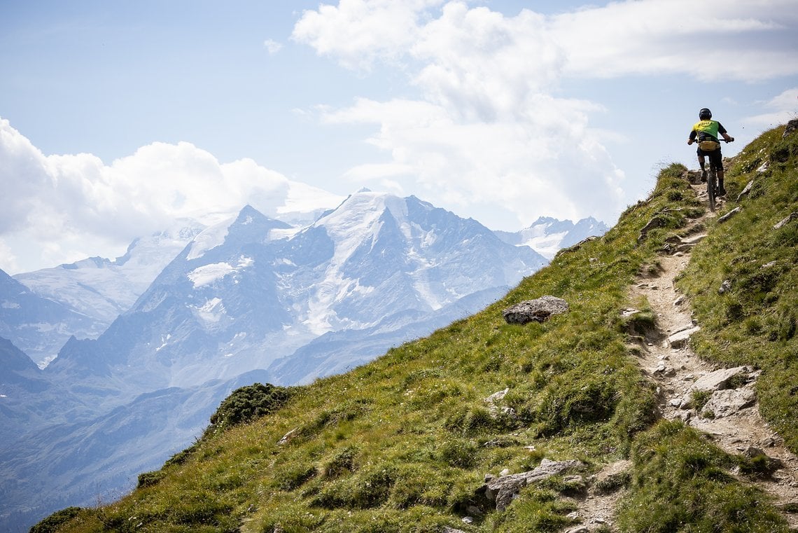 Technische und lange Uphill-Passagen vor toller Kulisse, das ist die E-Tour du Mont Blanc.