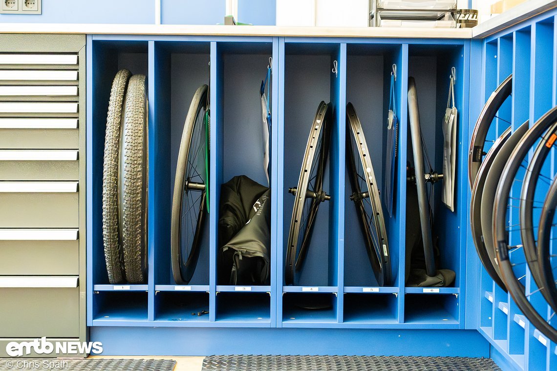 Winter ist Service-Zeit – entsprechend steht das Laufrad-Regal momentan voll.