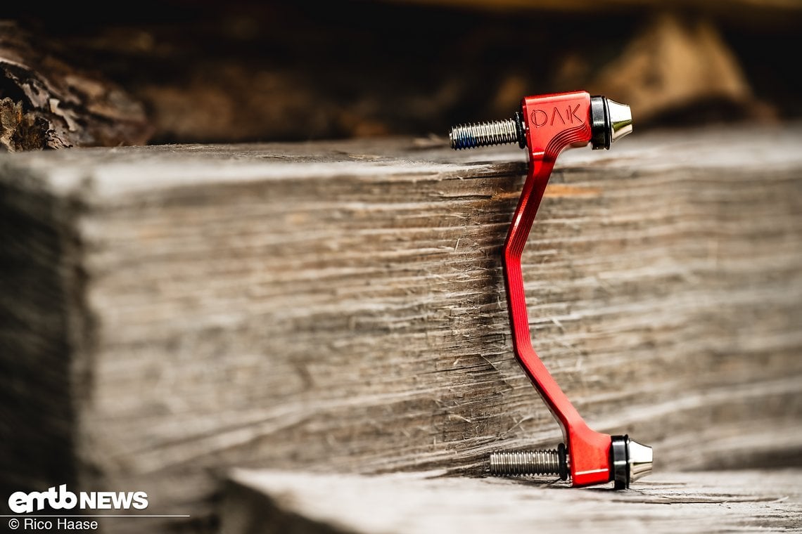 Auch CNC-gefräste Bremsadapter hat OAK in unterschiedlichen Farben und Dimensionen im Programm.