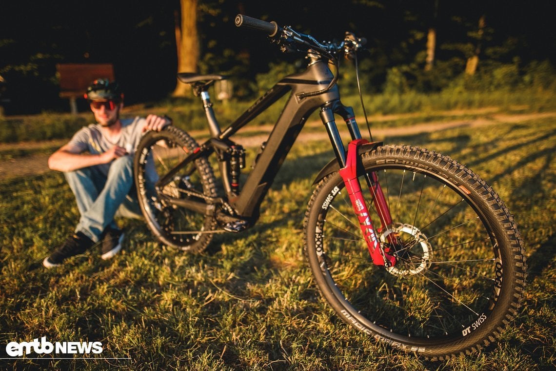 Die knallrote RockShox Lyrik Ultimate steht dem E-MTB richtig gut