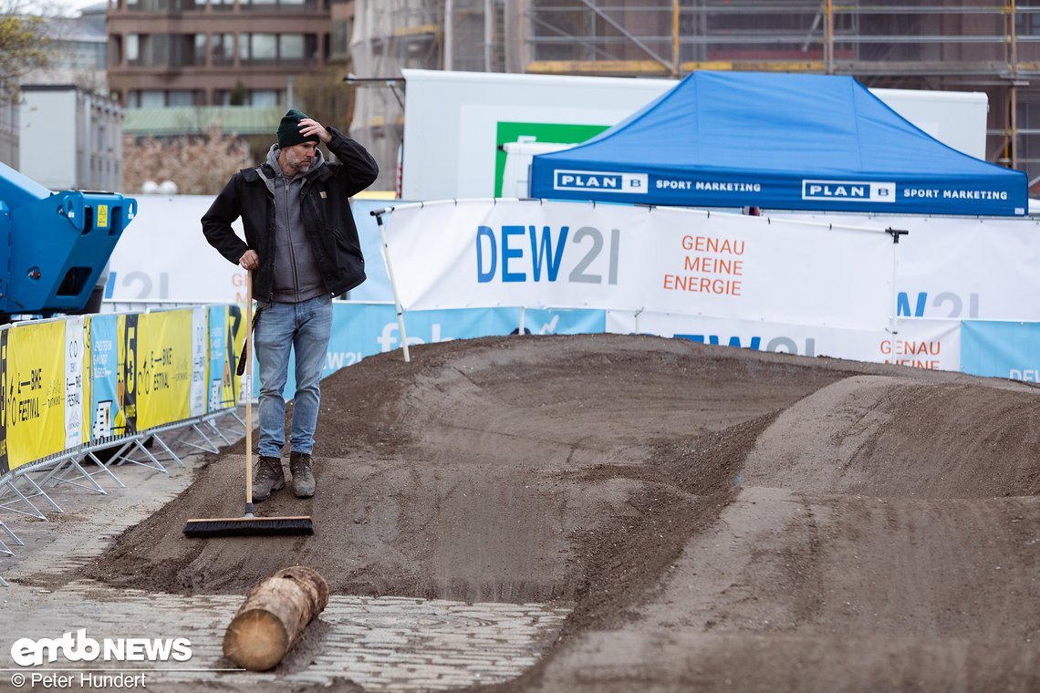 Ein Mann, ein Besen. Für den Aufbau der E-MTB Strecke, so wurde uns glaubhaft versichert, gab es einen Bagger.