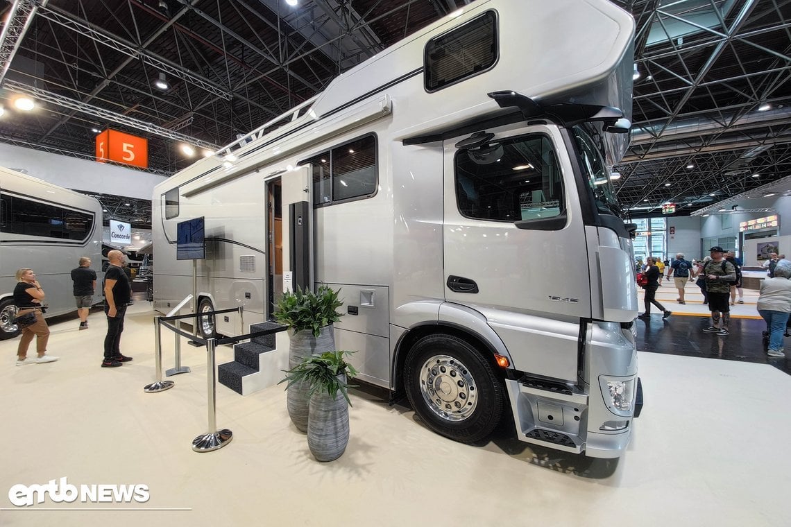 Vario Alkoven 1050. Auf Mercedes Benz Actros Basis kommt dieses 10,60 m lange Modell mit 428 PS.