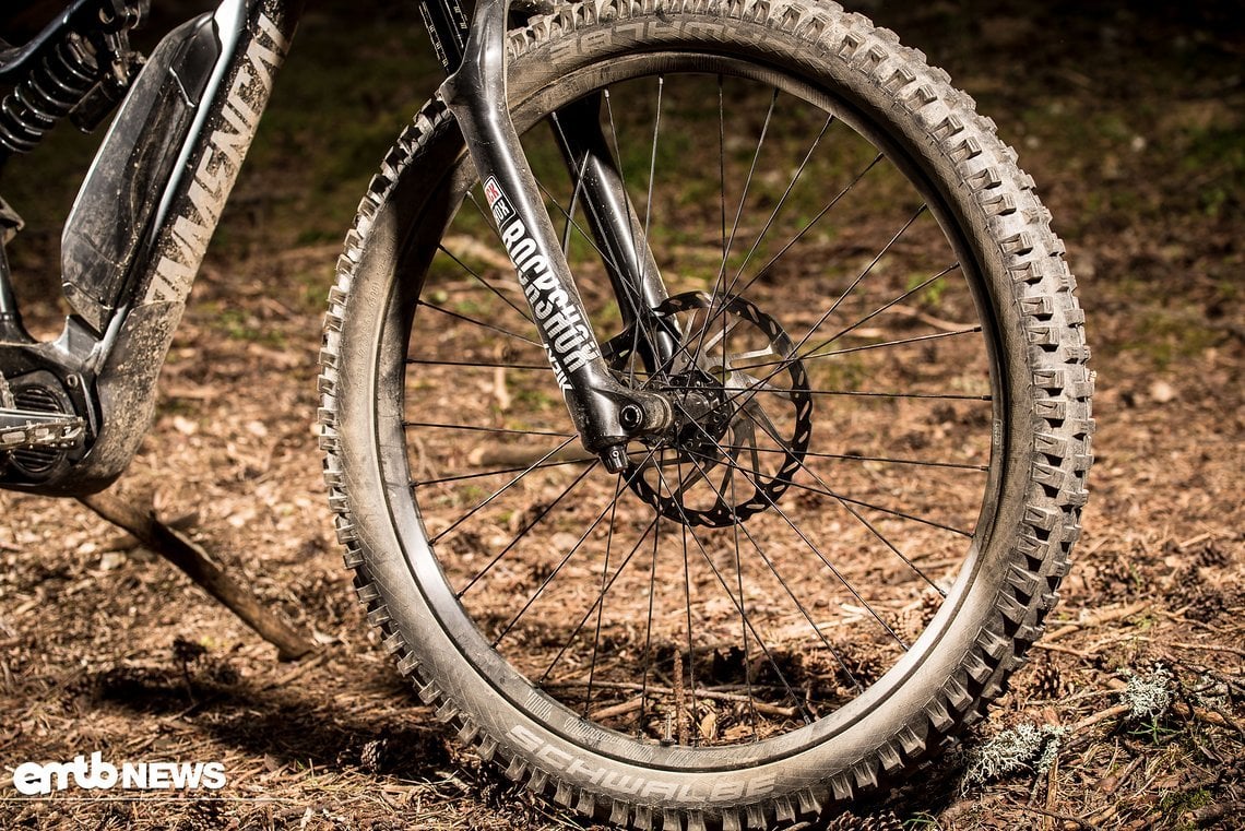 Eine zuverlässige RockShox Gabel verrichtet ihren Dienst an der Front