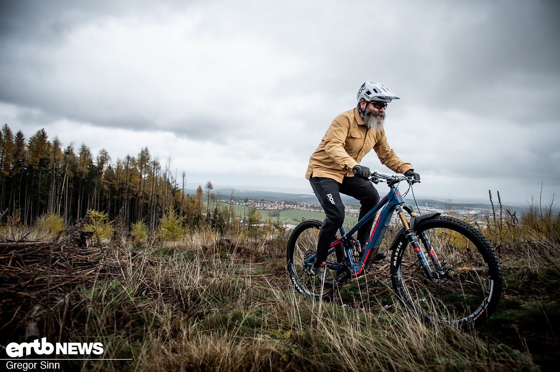 Auch längere Uphill-Sektionen braucht man mit dem Pivot Shuttle SL Pro keineswegs zu scheuen, denn der Motor schiebt kraftvoll und ausdauernd hinauf.