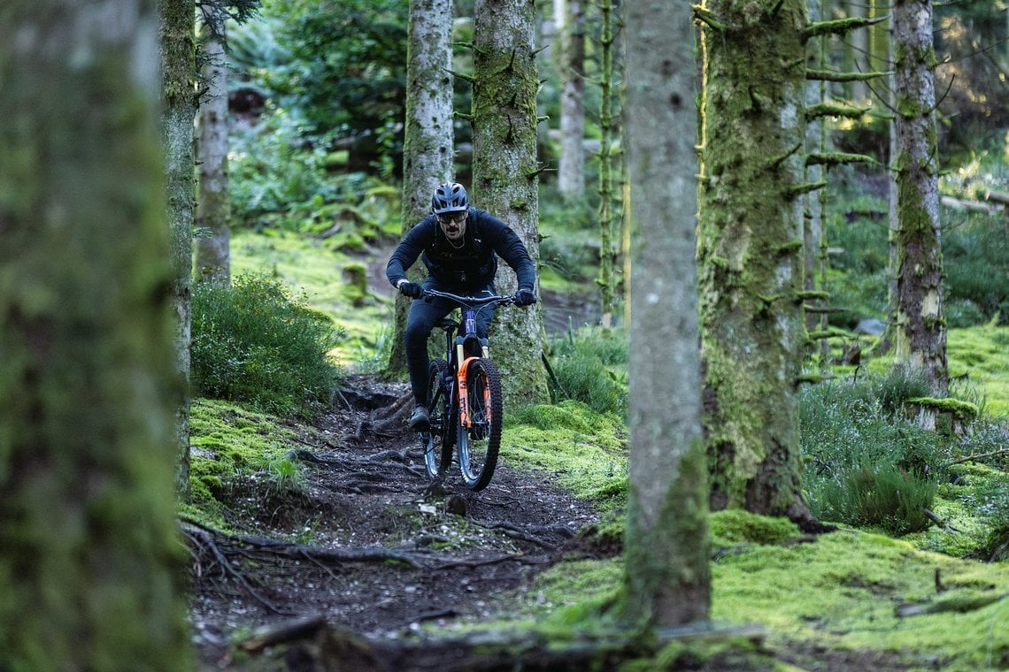 Man spürt direkt, dass man auf einem anderen, „größeren“ Bike sitzt