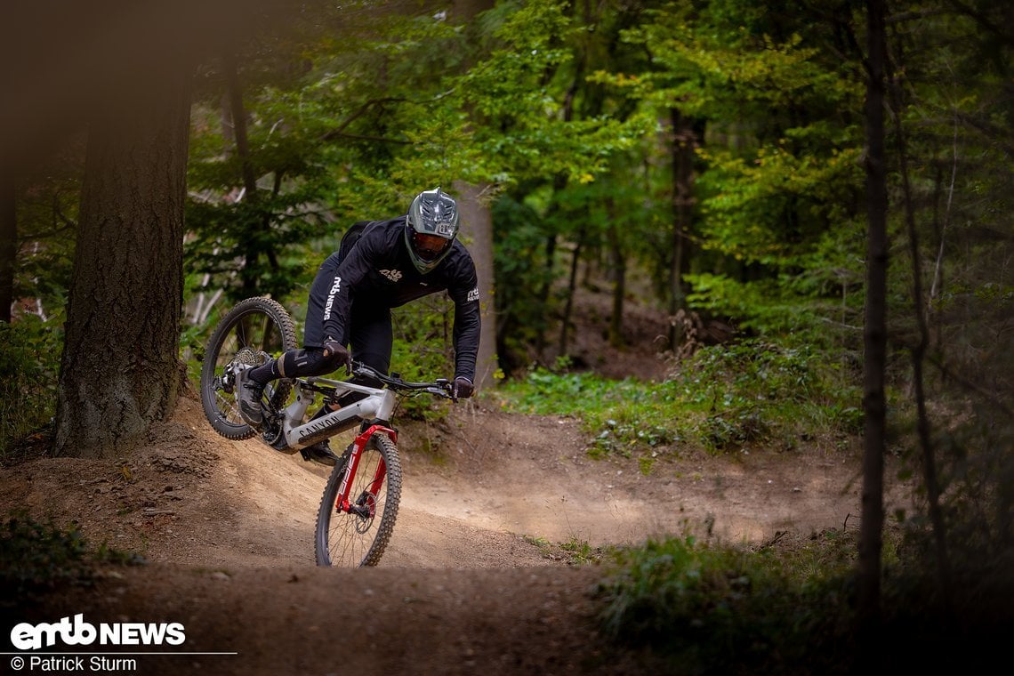 Vielleicht ist das CLLCTV-Neuron kein Agilitätswunder – dennoch lässt es sich durch eine willige Hand und etwas mehr Nachdruck spaßig über Trails und Jumplines jagen.