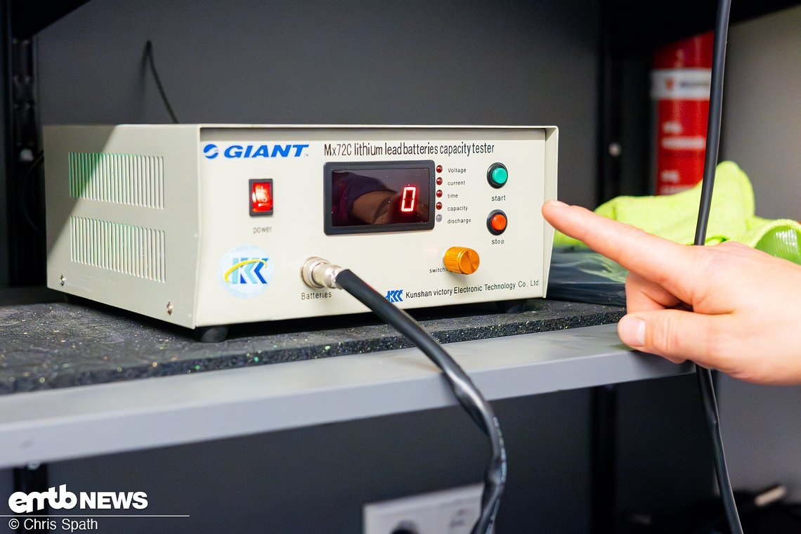 Die Entladegeräte ziehen den Akkus unter simulierter Maximalleistung den Saft heraus.