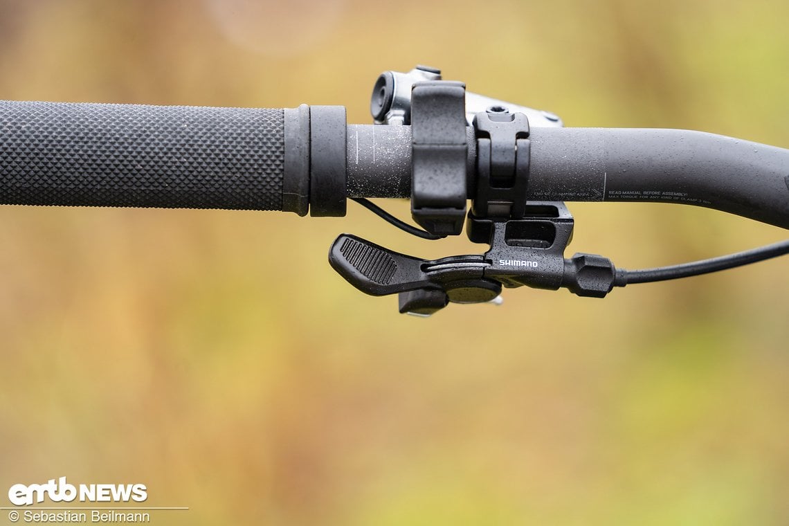 Canyon verzichtet auf den Shifter-ähnlichen Shimano Trigger und setzt auf die kompakte E7000-Eingabe, wodurch Platz für einen ergonomischen Hebel für die Sattelstütze bleibt