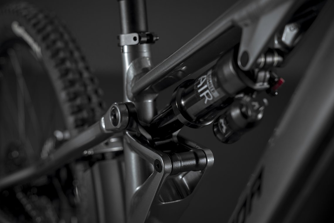 Während 700 und 800 auf 160 mm vorn/hinten zielen, kommen 500 Pro und 500 EQ mit 140-mm-Gabel und ca. 142–143 mm am Heck.