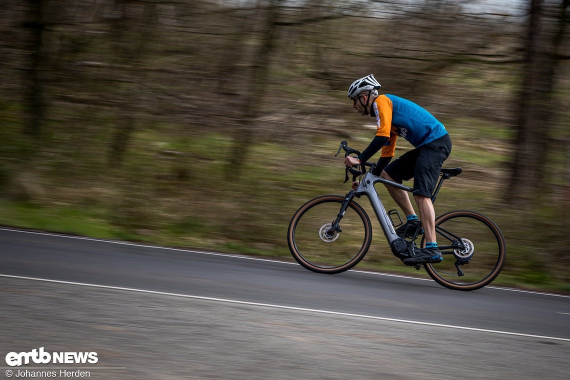 Dank blockierbarer Federgabel lässt sich das Cannondale Topstone Neo ordentlich über das 25-km/h-Limit pushen.