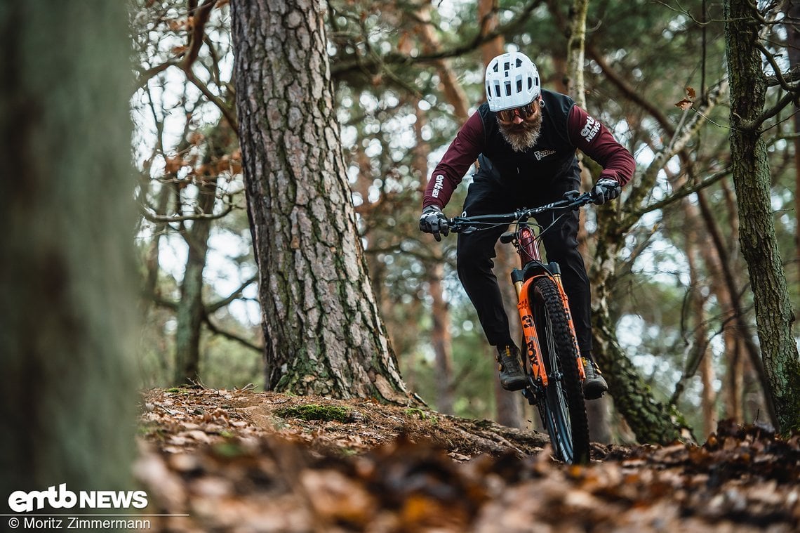 Zwar hatte das E-MTB so einen sehr guten Geradeauslauf, forderte in technischem Terrain aber viel Körpereinsatz.