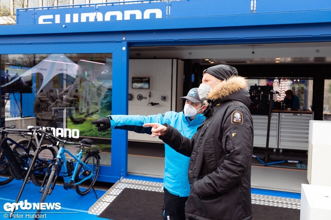 Da entlang. Shimano Mitarbeiter weisen den Weg