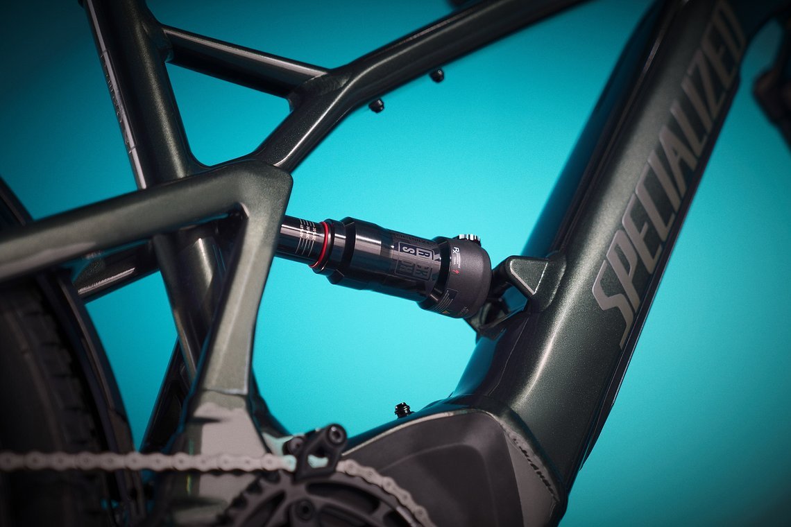 Bei allen drei Turbo Tero X ist ein RockShox Deluxe Select R mit Luftfeder für die 120 mm Federweg am Heck zuständig.